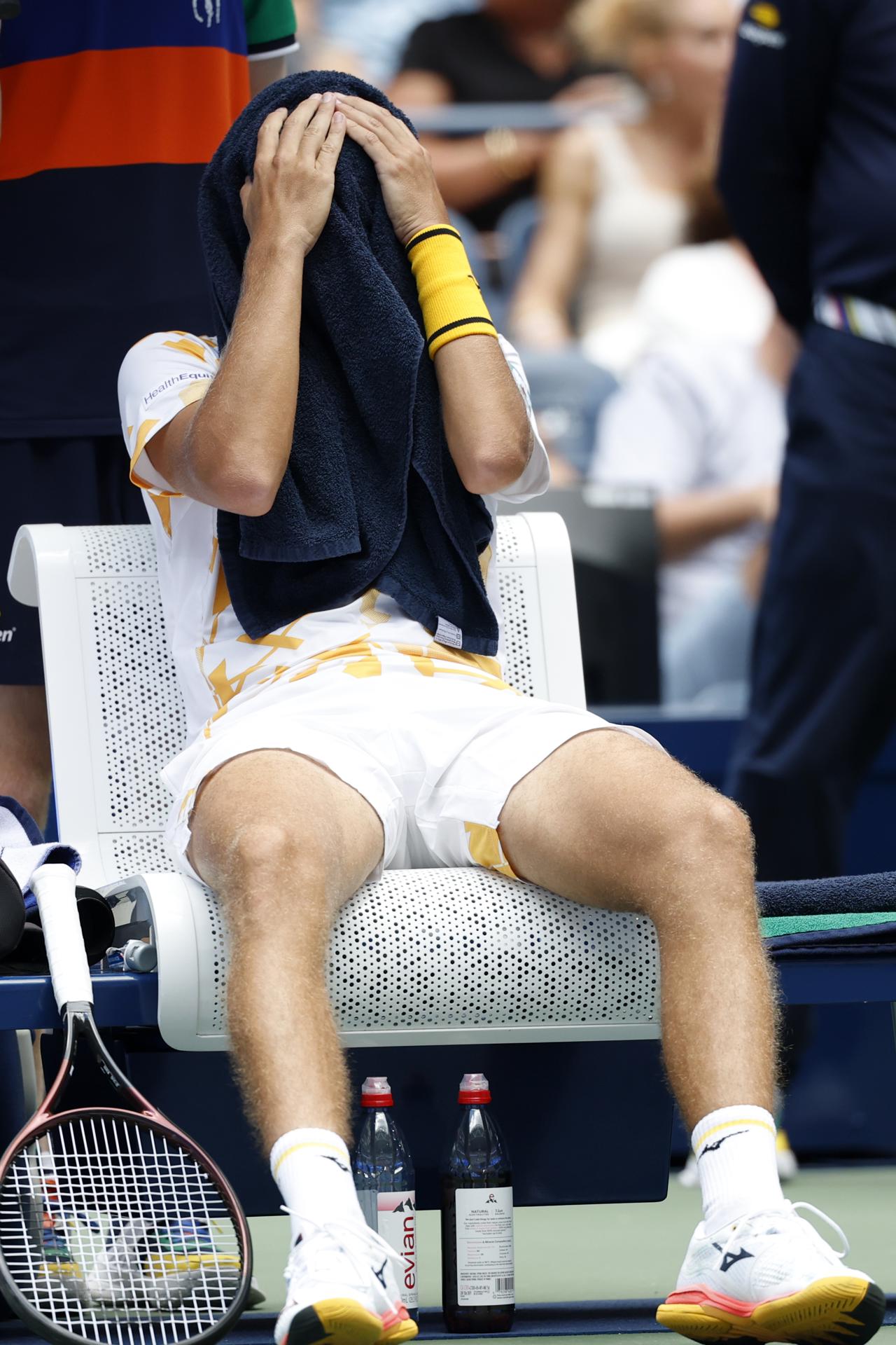 El checo Vit Kopriva se despidió este martes del Abierto de Estados Unidos al perder en el debut con el italiano Jannik Sinner, quien avanzó a la segunda ronda. EFE/EPA/JOHN G. MABANGLO