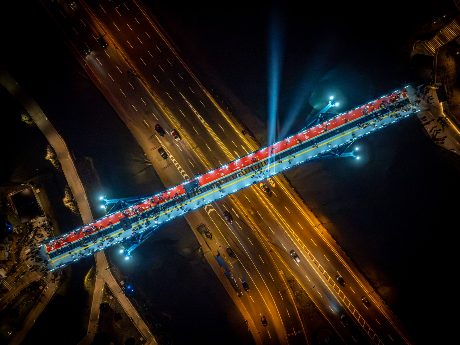 "Lima, potencia medieval": Polémica en Perú por ciclovía sobre puente que sólo se puede pasar caminando 