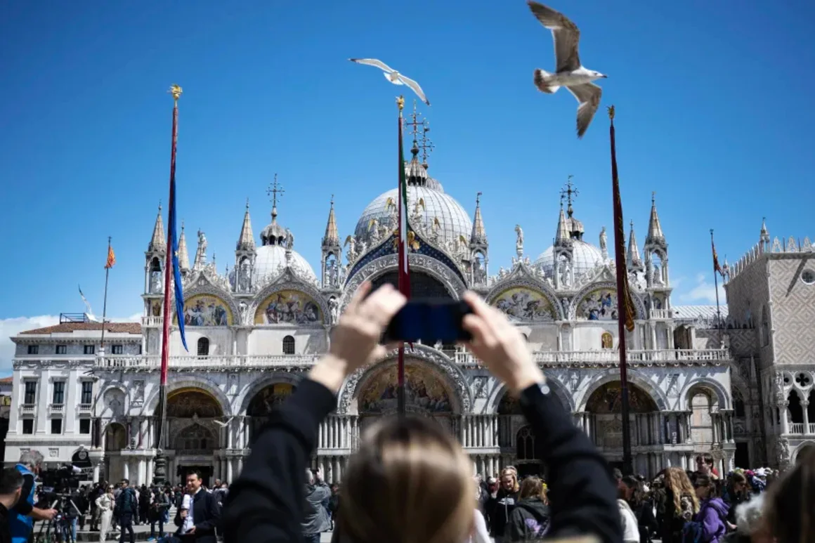 El número de residentes en Venecia se ha desplomado a medida que el número de visitantes a la ciudad sigue aumentando. MARCO BERTORELLO/AFP/AFP vía Getty Images