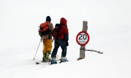 Turistas reclaman por alto valor de baños en Farellones: Cobran $3 mil por persona