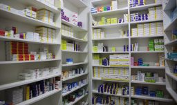 Chilenos gastan cada vez más en medicamentos: Estudio alerta que los precios se han disparado un 80% en 13 años