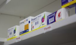 Minsal aclara que alza del 80% en gasto en medicamentos se debe a inversión pública, no al bolsillo de las familias