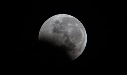 Luna del Esturión 2025: ¿Qué es y a qué hora verla?