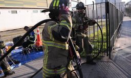 Minibús escolar con 26 estudiantes a bordo cae a zanja en Coronel, Región del Biobío