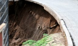 Impactante socavón en Viña del Mar deja vivienda aislada y destruye accesos en sector Forestal