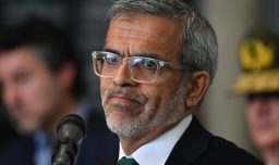Ministro Cordero descartó uso de Aula Segura tras incidentes violentos en emblemáticos: “Lo que ocurre es delincuencia pura”