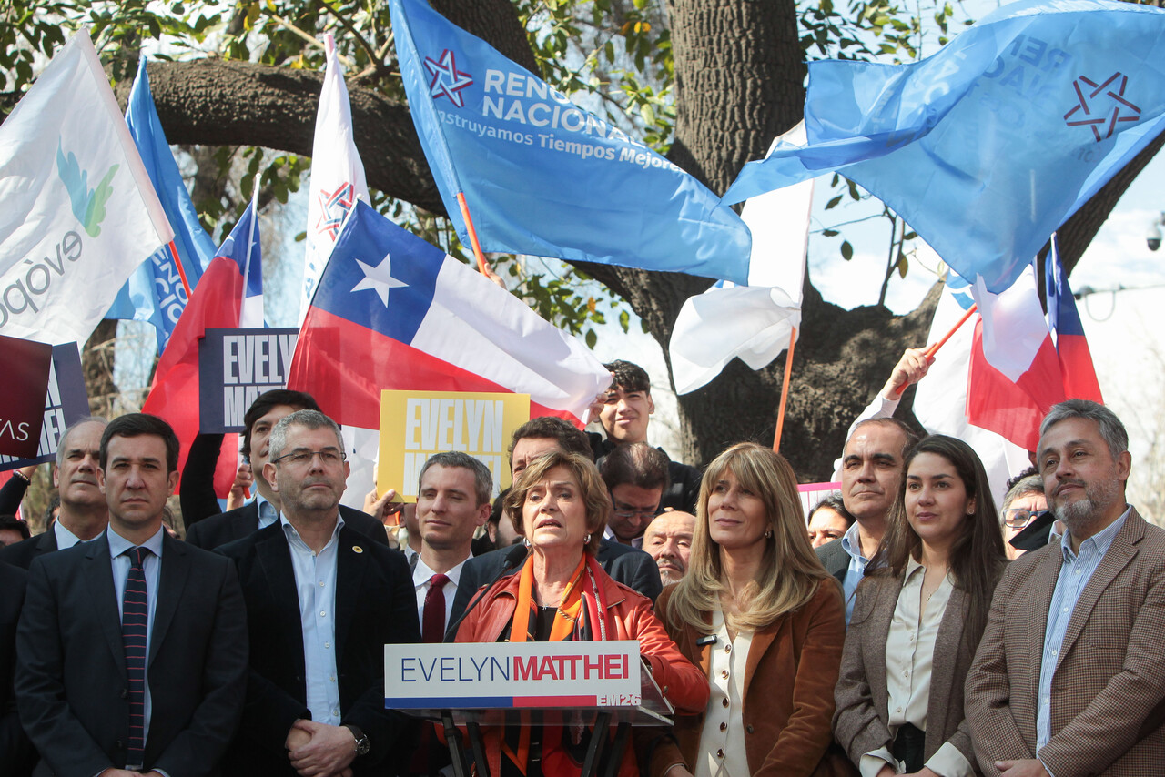 Evelyn Matthei inscribe su candidatura presidencial y acompaña a los partidos en la inscripción del pacto parlamentario entre Chile Vamos y Demócratas ante el Servicio Electoral/Agencia Uno