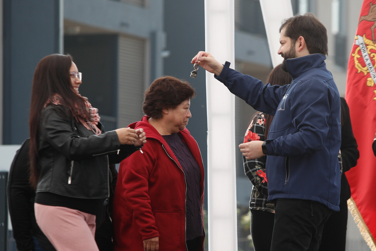 Presidente Gabriel Boric junto al Ministro de Vivienda Carlos Montes, participan de la ceremonia de entrega de llaves a nuevos vecinos del Eco Barrio La Platina en La Pintana/Agencia Uno