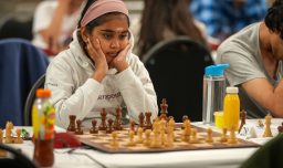 Niña británica de 10 años hace historia al vencer a un gran maestro de ajedrez