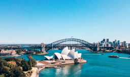 Condenan a chileno en Australia por grabar a mujeres en baño con cámara oculta