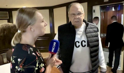 Canciller ruso Lavrov llega a cumbre en Alaska con camiseta de la URSS en antesala de reunión Trump-Putin