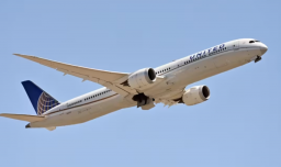 Estados Unidos: Vuelo de United Airlines aterrizó de emergencia tras llamada de emergencia del piloto