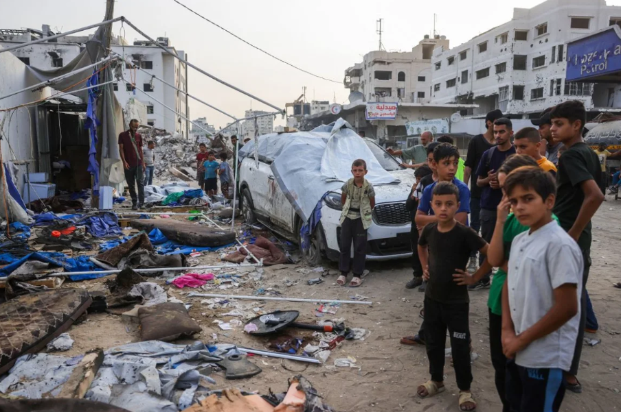 Palestinos cerca de la carpa destruida de Al Jazeera en el Hospital Al-Shifa de la ciudad de Gaza el 11 de agosto de 2025, tras un ataque nocturno del ejército israelí. Bashar Taleb/AFP/Getty Images