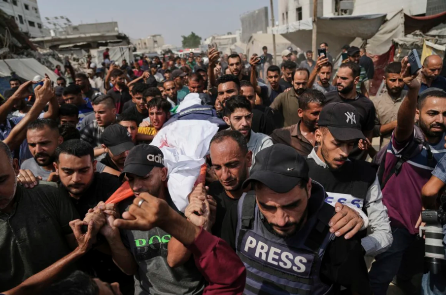 Palestinos llevan el cuerpo del reportero de Al Jazeera Anas Al-Sharif, quien, junto con otros periodistas, murió en un ataque aéreo israelí, durante su funeral fuera del complejo hospitalario Shifa de la ciudad de Gaza el 11 de agosto. Jehad Alshrafi/AP