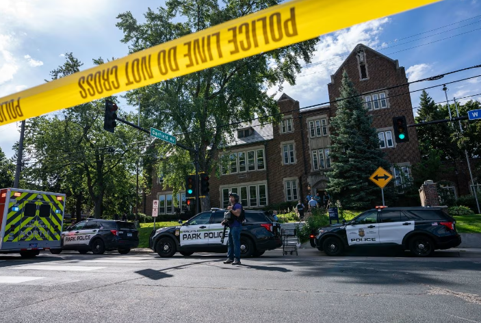 La policía y los vehículos de respuesta a emergencias se alinean en la calle en la Iglesia y Escuela Católica Anunciación el miércoles. McKenna Ewen/CNN