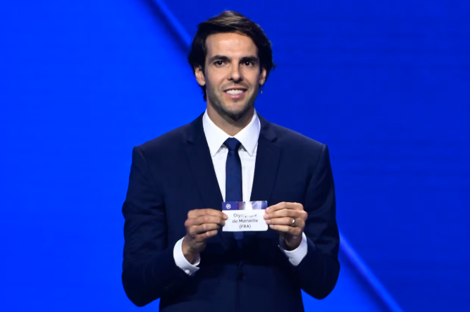 Kaká con la tarjeta del Olympique de Marseille durante el sorteo de la Champions 2025-2026. FREDERIC DIDES/AFP/AFP via Getty Images