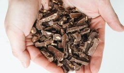 Ciencia descubre la "salsa secreta" microbiana que define el sabor premium del chocolate