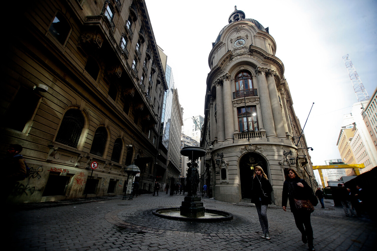 Emblemático edificio de la Bolsa de Santiago podría tener como dueño a inmobiliaria detrás del MUT ¿Será reconvertido