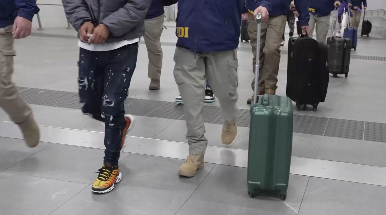 Gobierno concretó nuevo vuelo de expulsión: más de 800 expulsiones en ...