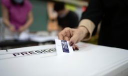 Mayoría chilena rechaza voto obligatorio para extranjeros: 68% se opone en nueva encuesta