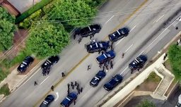 Estados Unidos: Un policía muerto y varios edificios atacados tras tiroteo frente al CDC en Atlanta