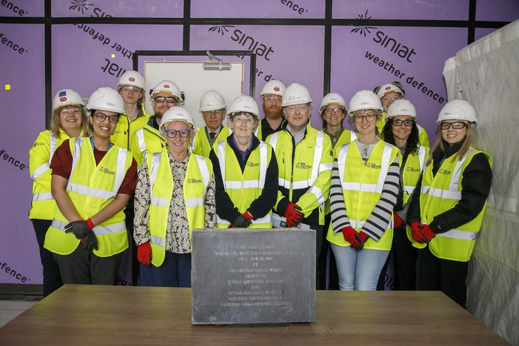 Personal de GOSH y Sisk and Son (Sisk) con la cápsula del tiempo/Hospital Infantil Great Ormond Street