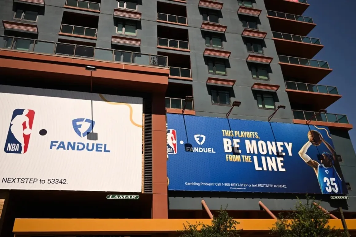 Un cartel en un edificio en Phoenix promociona la NBA y FanDuel en 2024. Patrick T. Fallon/AFP/Getty Images