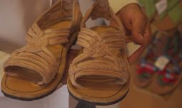 "Oaxaca Slip-On": Adidas es acusado de apropiación cultural tras presentar zapatos similares a los tradicionales huaraches