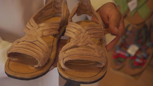 "Oaxaca Slip-On": Adidas es acusado de apropiación cultural tras presentar zapatos similares a los tradicionales huaraches