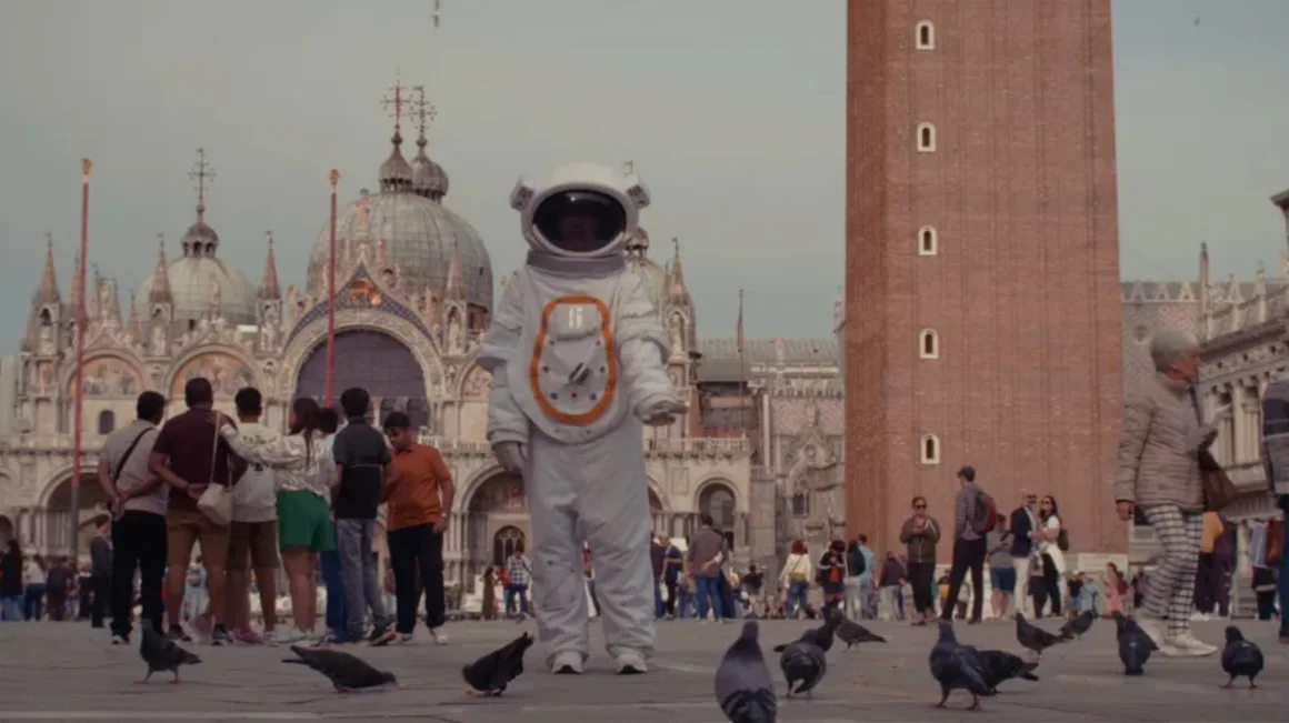 El video del músico veneciano Ornello lo muestra como un astronauta, caminando por las concurridas calles que se han vuelto ajenas a él. Cortesía de Ornello.