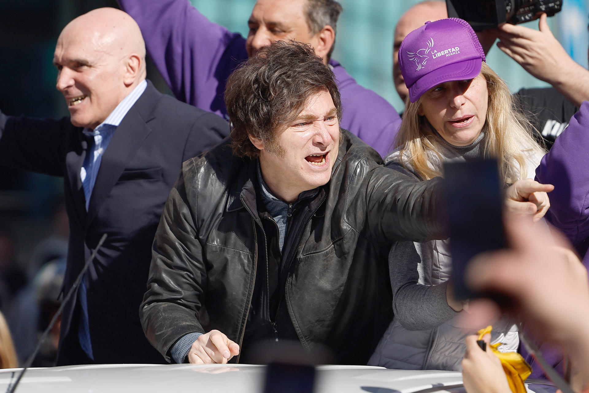 Javier Milei debió ser evacuado de un acto electoral tras incidentes con manifestantes opositores