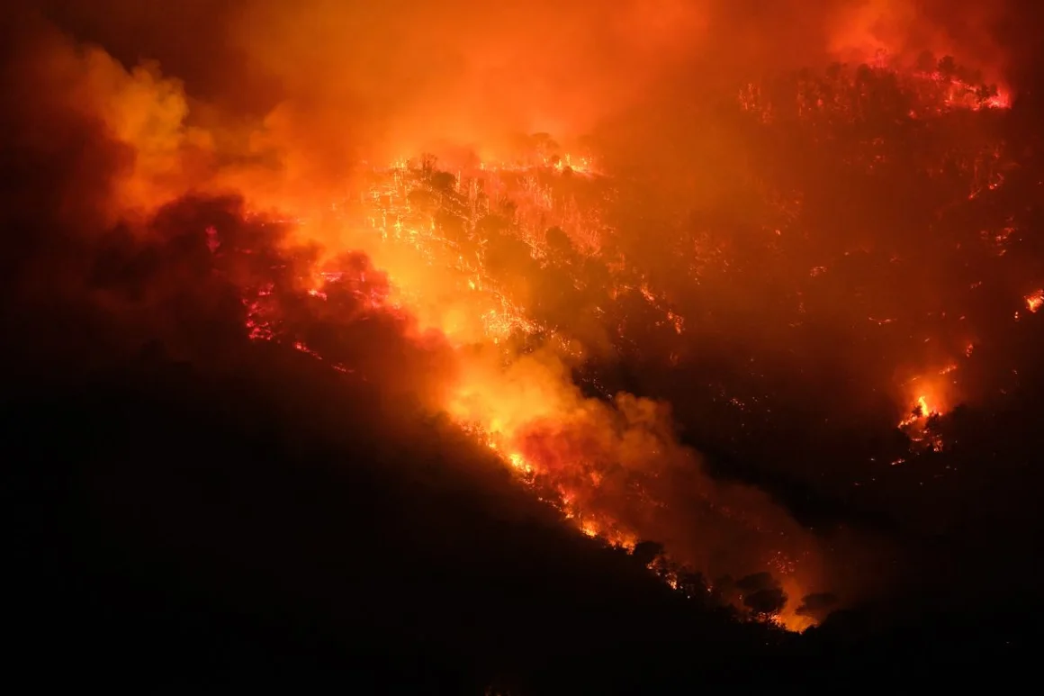 Llamas y humo de un incendio forestal en el Parque Nacional del Vesubio en Terzigno, una comuna de Nápoles, Italia, el 8 de agosto de 2025. Eliano Imperato/Anadolu/Getty Images