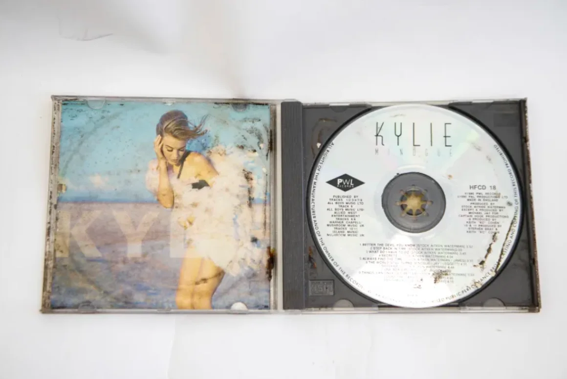 Entre los objetos encontrados en una cápsula del tiempo de 1991 en un hospital infantil de Londres se encuentra este CD de Kylie Minogue. Hospital Infantil Great Ormond Street