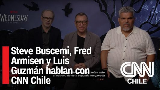 ¿Steve Buscemi es "mitad latino"? Esto dijeron sus compañeros de "Merlina" a CNN Chile