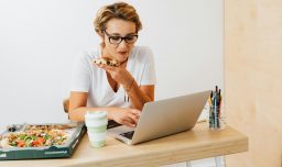 El precio de no llevar el “pote”: Almorzar fuera puede costar hasta $200 mil al mes
