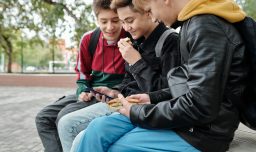 Estudio advierte que exceso de pantallas en niños afecta directamente salud del corazón, generando riesgos cardiovasculares