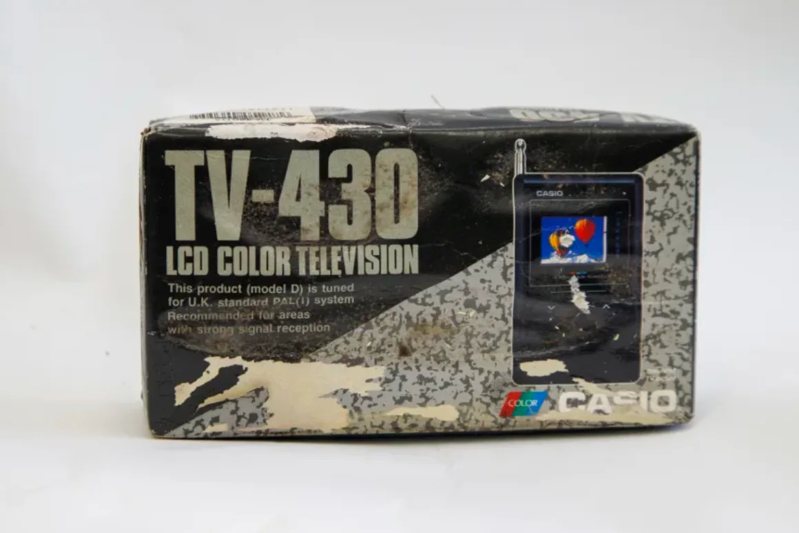 Entre los objetos que se encontraban en una cápsula del tiempo de 1991 en un hospital infantil de Londres se encuentra este televisor de bolsillo. Hospital Infantil Great Ormond Street.