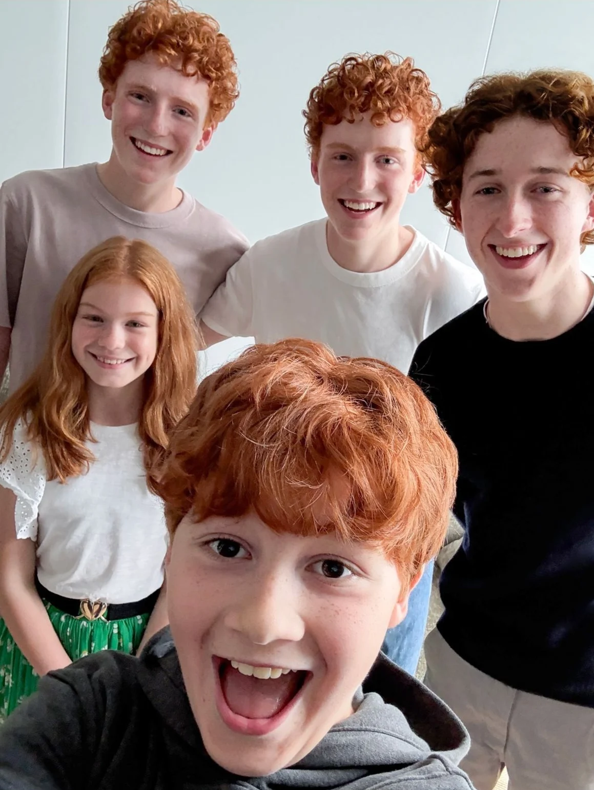 Conoce a los hermanos Weasley. De izquierda a derecha: Tristan y Gabriel Harland Ruari Spooner, Gracie Cochrane y Alastair Stout. HBO