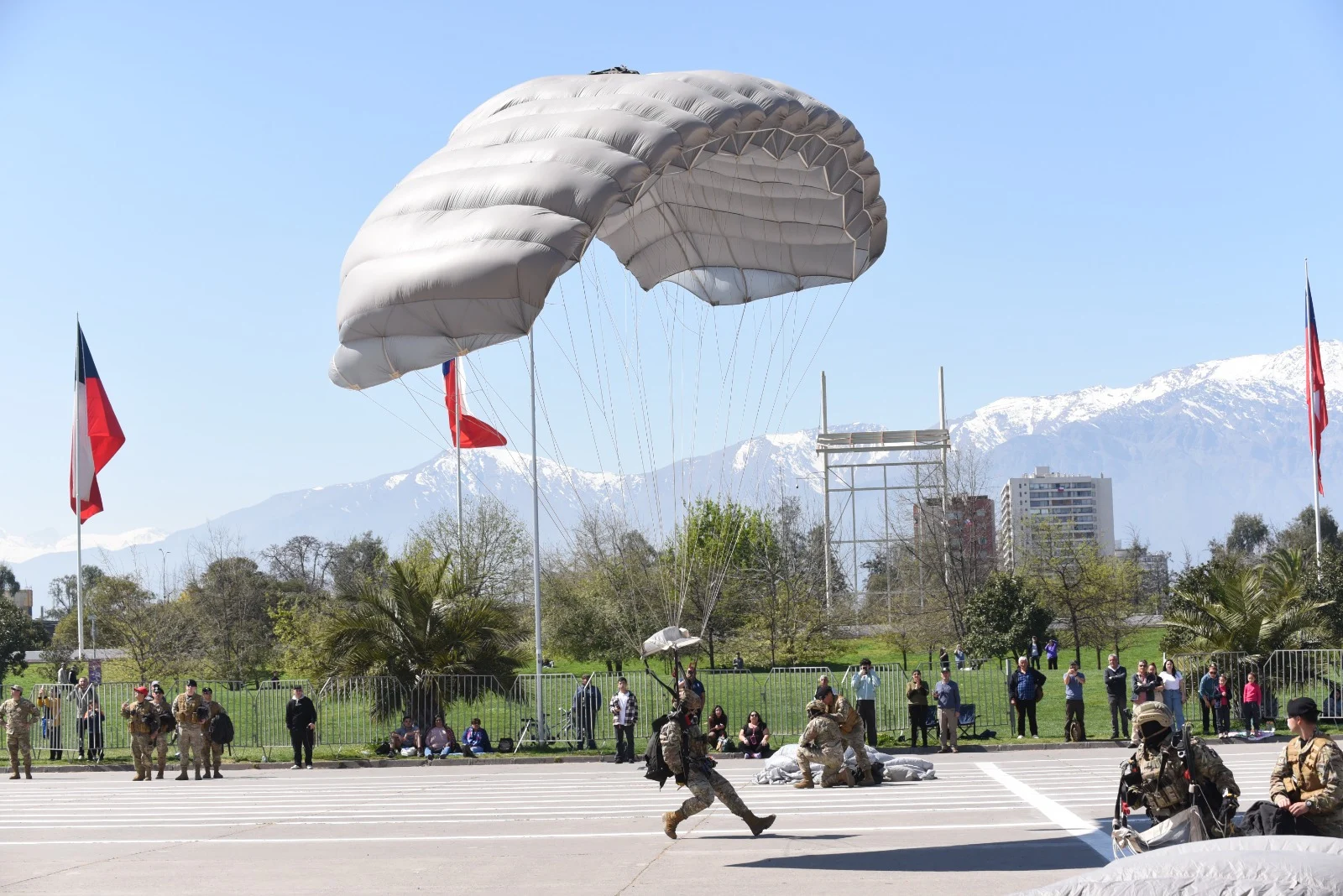 La gran novedad de la Parada Militar 2025: Habrá salto libre de paracaidistas/Ejército