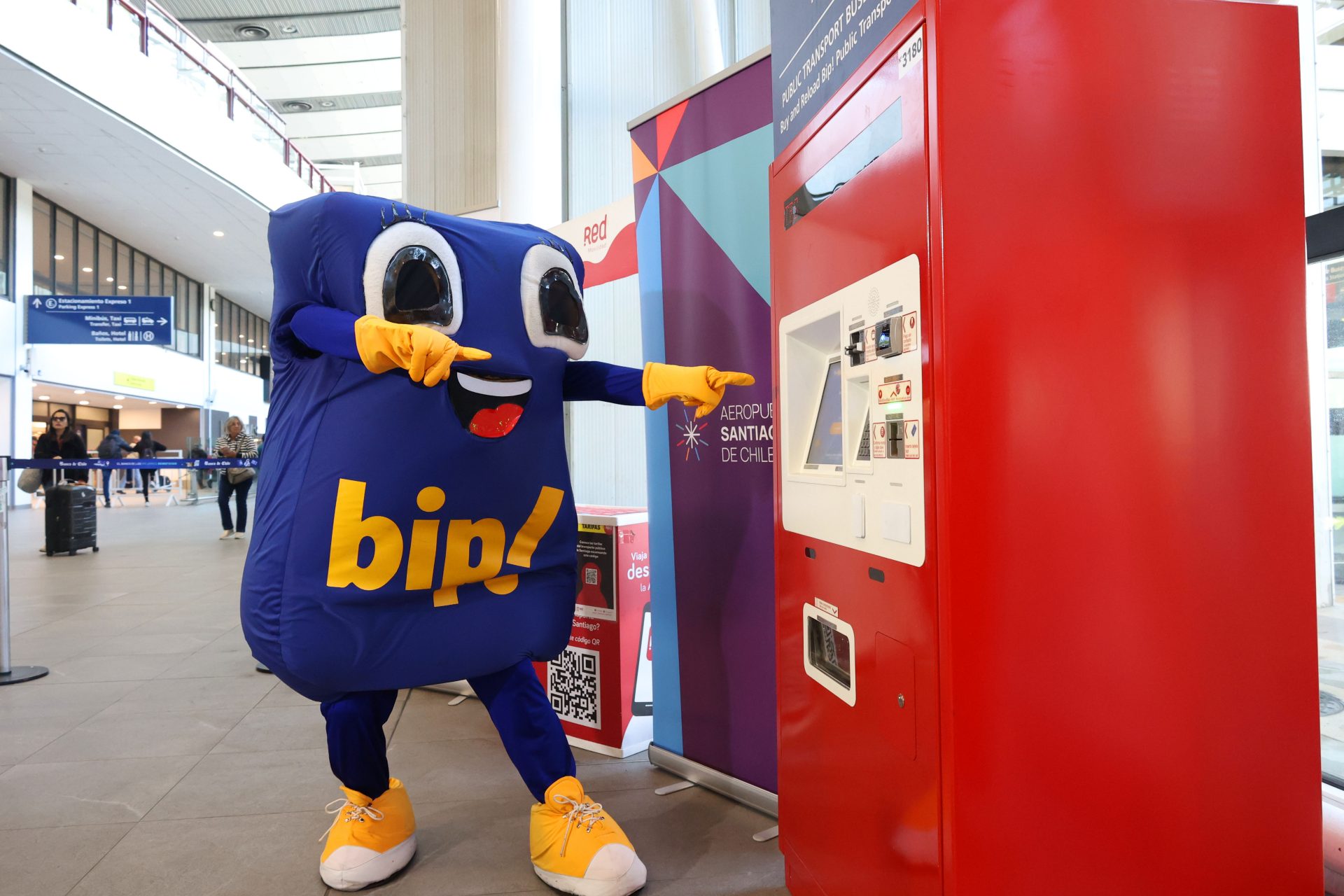 Buses RED al Aeropuerto reportan más de 2 millones y medio de transacciones: Instalarán máquinas de venta de tarjetas Bip!/TT