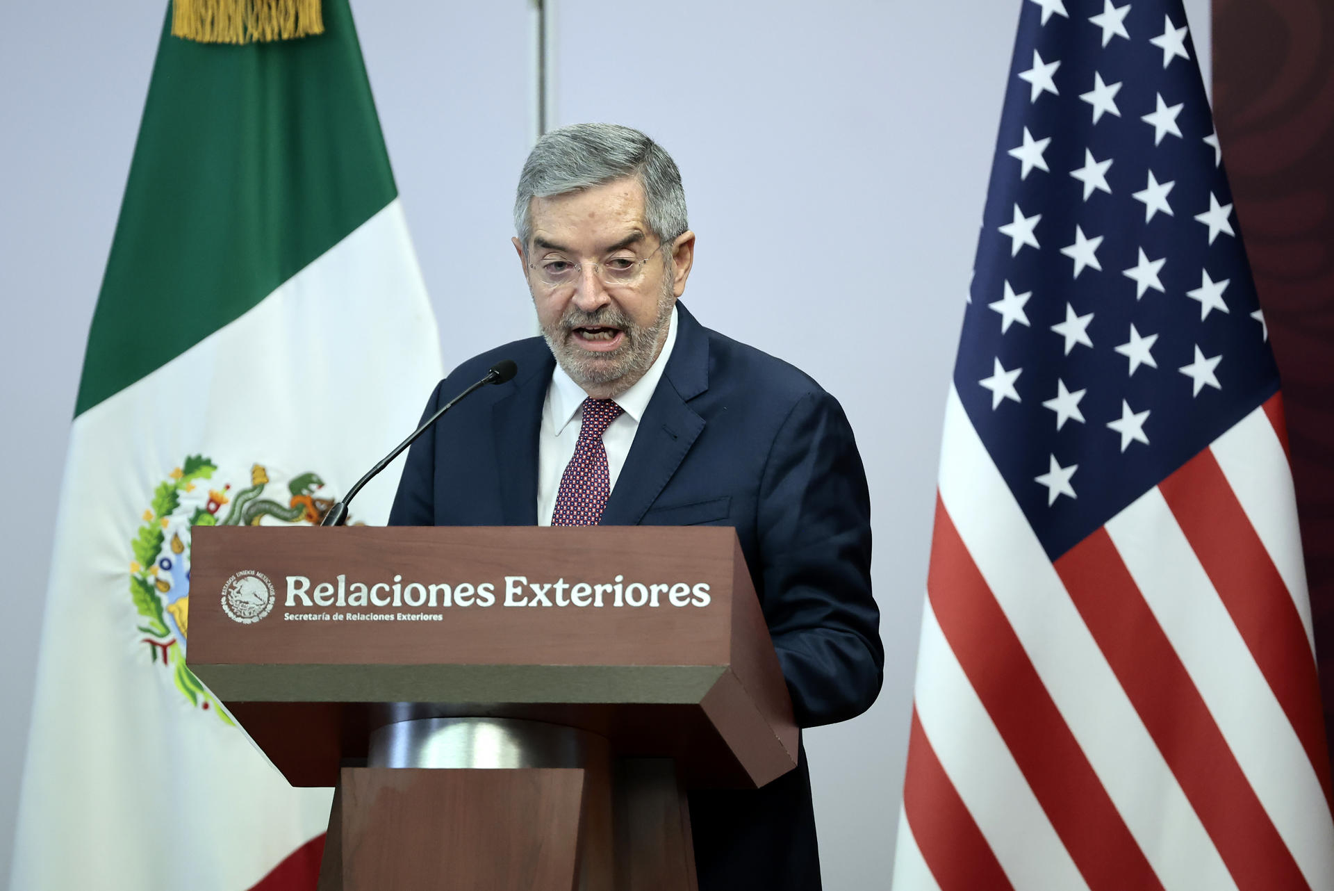  El secretario de Relaciones Exteriores de México, Juan Ramón de la Fuente, habla en una rueda de prensa este miércoles, en la Cancillería de México, en Ciudad de México (México). Rubio aseguró que interceptar cargamentos de droga "ya no funciona" y advirtió que Washington volverá a atacar embarcaciones como la que el Ejército estadounidense destruyó el martes en aguas del Caribe cercanas a Venezuela. EFE/ José Méndez