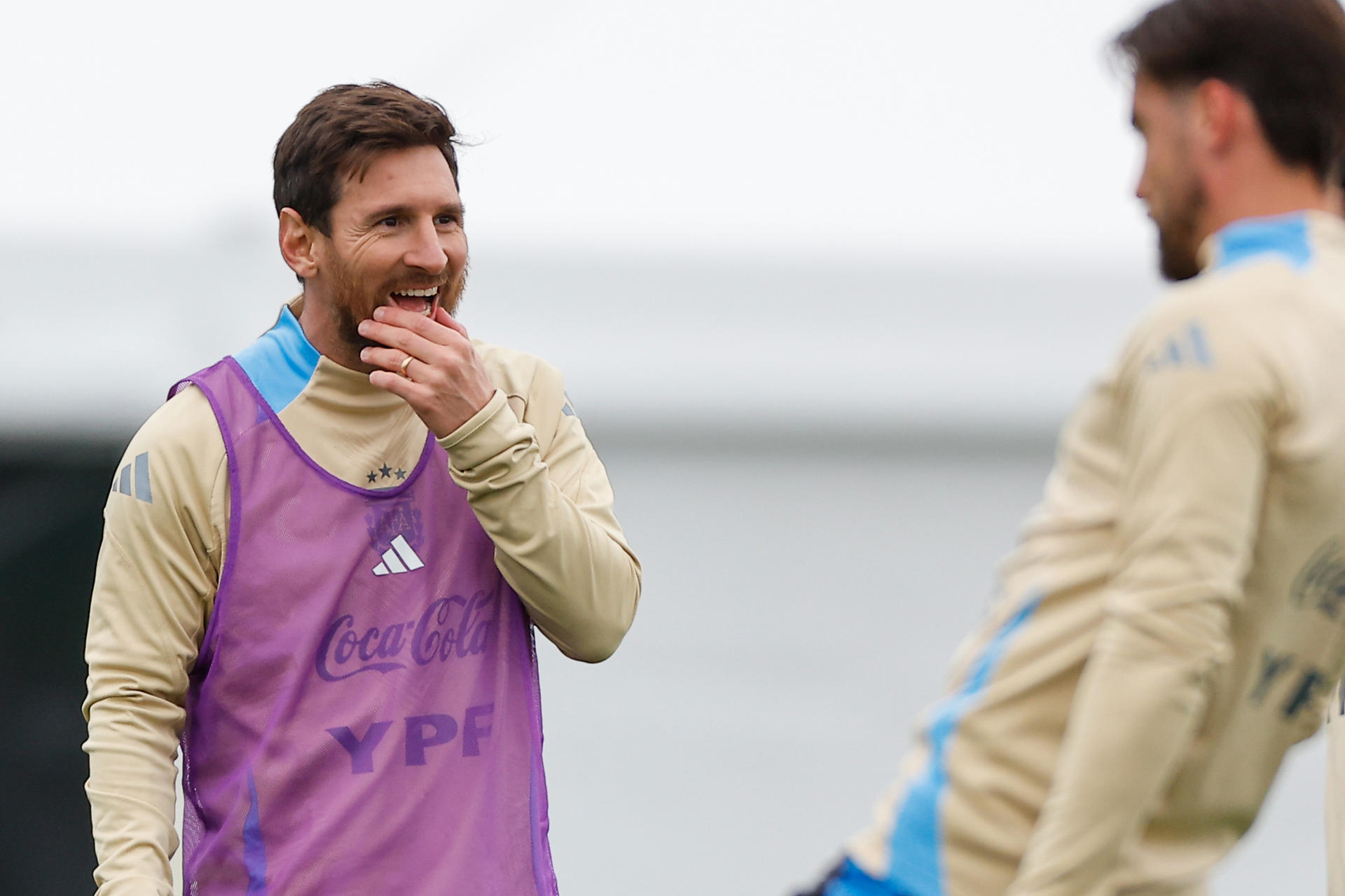  El jugador de la selección argentina de fútbol Lionel Messi reacciona durante un entrenamiento este martes, en el predio de la Asociación de Fútbol Argentino (AFA) en Ezeiza (Argentina). EFE/ Juan Ignacio Roncoroni