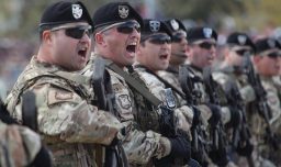 Paracaidistas, 21 cañonazos y homenajes: Las novedades de la Parada Militar 2025