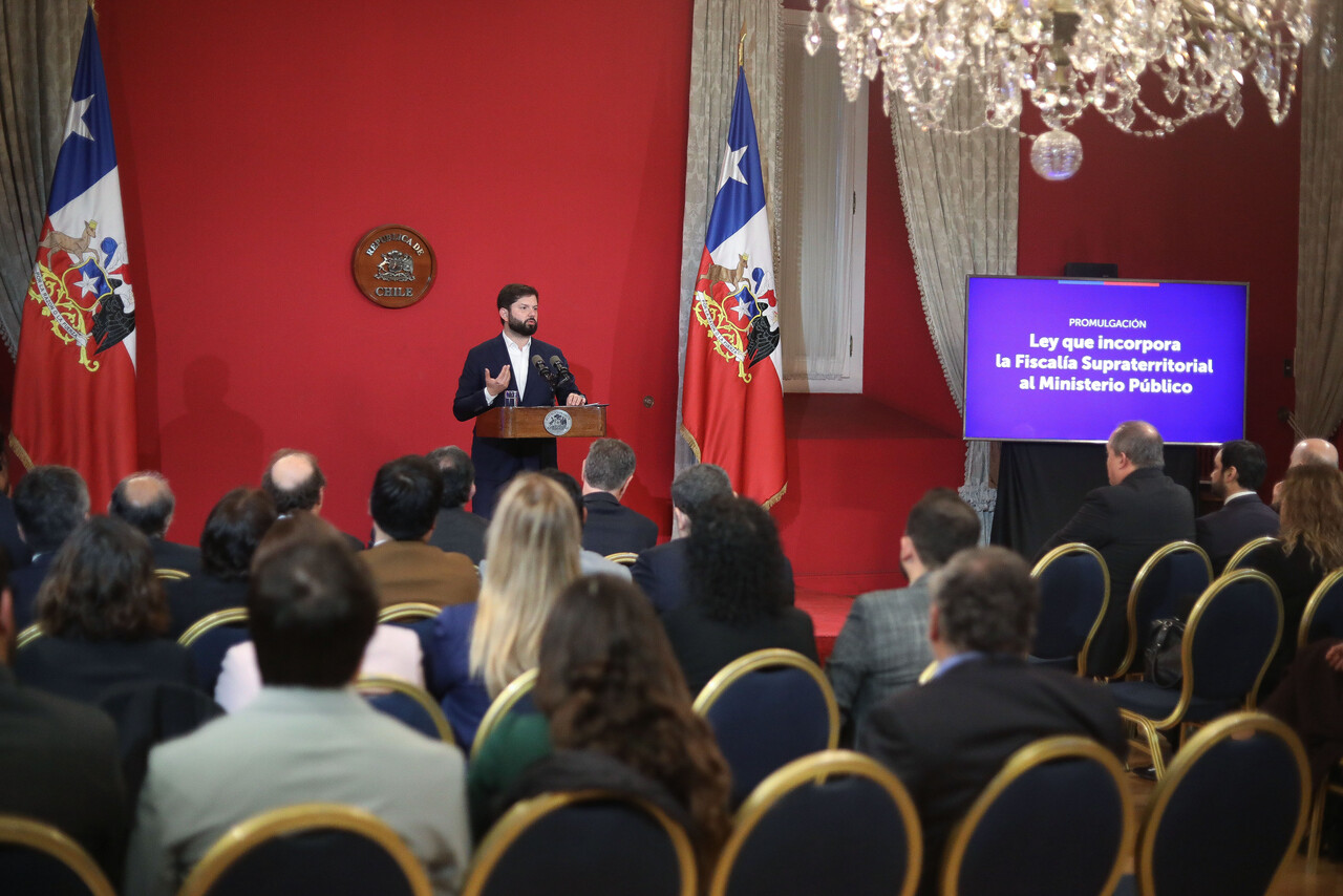 El Presidente de la República, Gabriel Boric, encabeza la promulgación de la Ley que incorpora la Fiscalía Supraterritorial al Ministerio Público, en el salon Montt Varas del Palacio de La Moneda/Agencia Uno