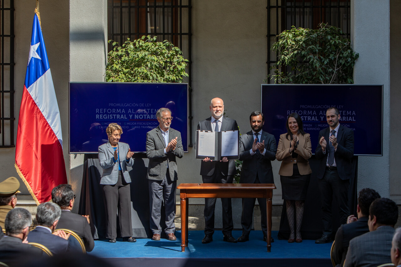 El Vicepresidente de la República, Álvaro Elizalde, junto al ministro de Justicia y Derechos Humanos, Jaime Gajardo, encabeza la ceremonia de promulgación de la ley que modifica el sistema registral y notarial en sus aspectos orgánicos y funcionales/Agencia Uno