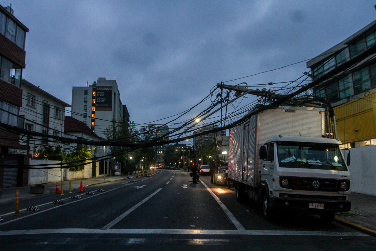 Camión arrasó con poste de luz y cables del tendido eléctrico en Providencia/Agencia Uno