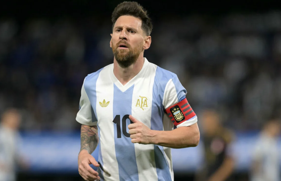 Lionel Messi durante el partido de clasificación sudamericana para la Copa Mundial de la FIFA 2026 entre Argentina y Perú en el estadio La Bombonera en Buenos Aires el 19 de noviembre de 2024. Foto de JUAN MABROMATA/AFP vía Getty Images