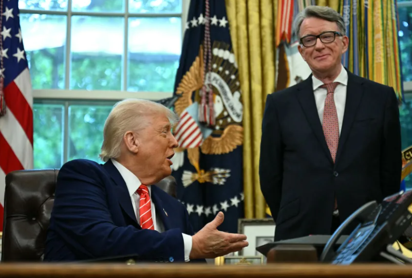 El presidente Donald Trump estrecha la mano de Mandelson en la Casa Blanca el 8 de mayo. Jim Watson/AFP/Getty Images