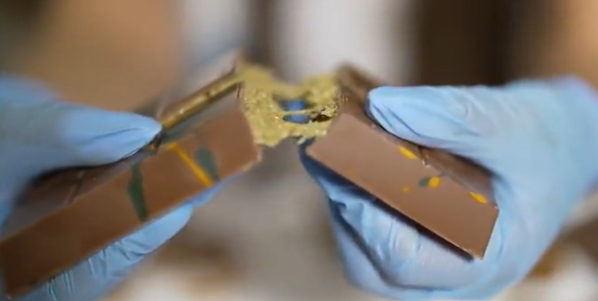 La barra Can’t Get Knafeh Of It, exclusiva de FIX Dessert Chocolatier, rellena de knafeh de pistacho, se volvió viral en TikTok a principios de 2024. (CNN)