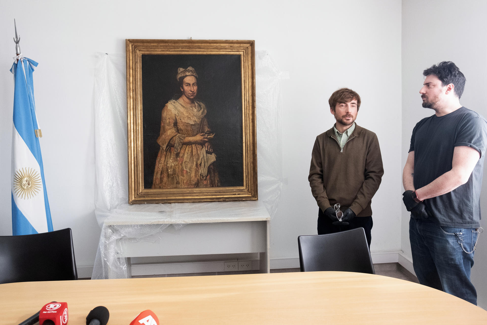 El profesor de arte Ariel Bassano (i) participa en una rueda de prensa este miércoles, en Mar del Plata (Argentina). Los herederos de un cuadro robado por un oficial nazi durante la Segunda Guerra Mundial y ubicado en los últimos días en la ciudad argentina de Mar del Plata, entregaron este miércoles la obra de arte a la Justicia del país suramericano. EFE/ STR
